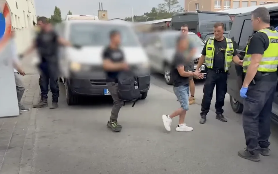 VIDEO: Policie odhalila v Olomoucké ulici v Brně nelegálně zaměstnané cizince