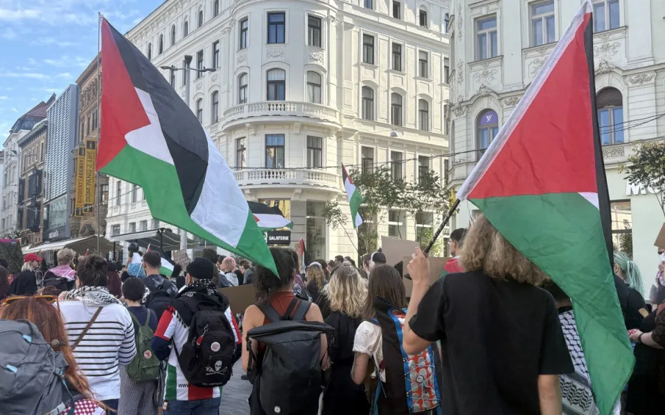 Mrd*me vládu, vzkázali protestující za Palestinu. V Brně jich pochodovaly desítky