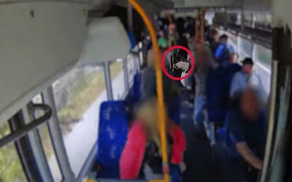 Mával nožem v autobuse