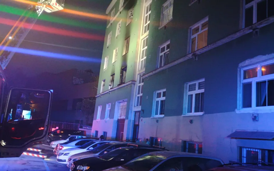 Při požáru bytu se zranilo deset osob. Způsobené škody dosáhly téměř pěti milionů