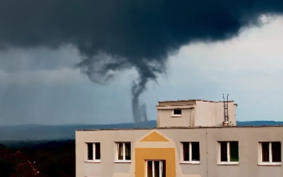 U Hodonína se v sobotu vyskytlo patrně slabší tornádo, škody nenapáchalo