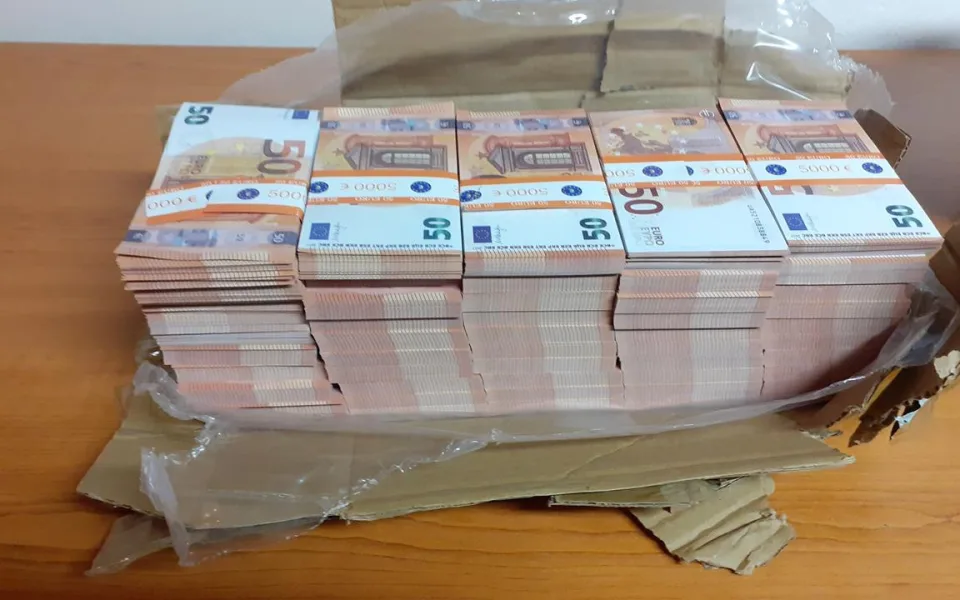 VIDEO: Při kontrole na dálnici u Brna našli celníci balík padělaných eurobankovek