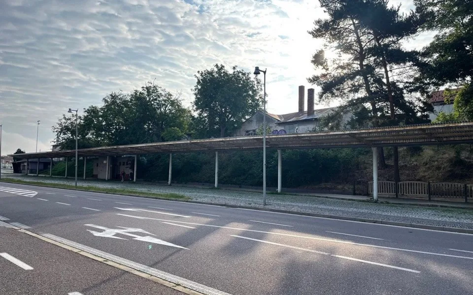Staré opuštěné autobusové nádraží ve Znojmě bude po desetiletích parkovištěm