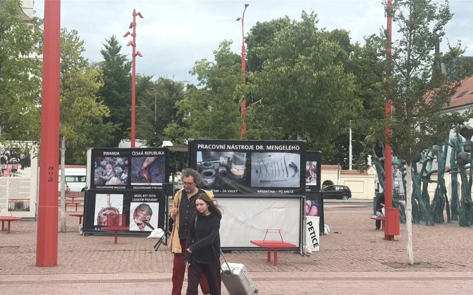 Mendlák obsadili odpůrci potratů a ženských práv,