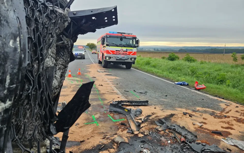 Smrtelná nehoda uzavřela silnici u Svatobořic, zemřel jeden z řidičů