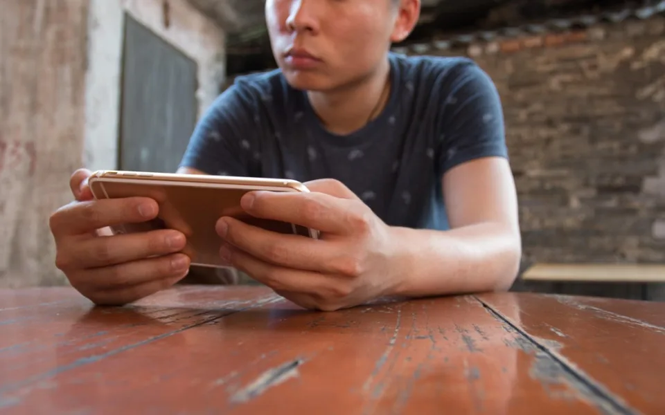 Každá druhá mobilní hra obsahuje hazardní prvky a cílí především na děti