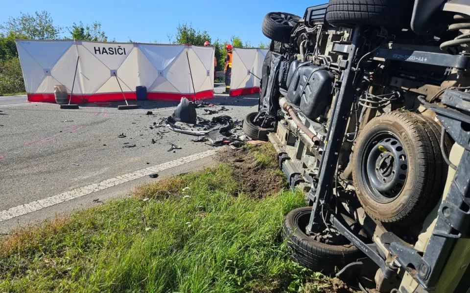 U Kývalky se srazila dodávka s autem, jeden člověk nepřežil