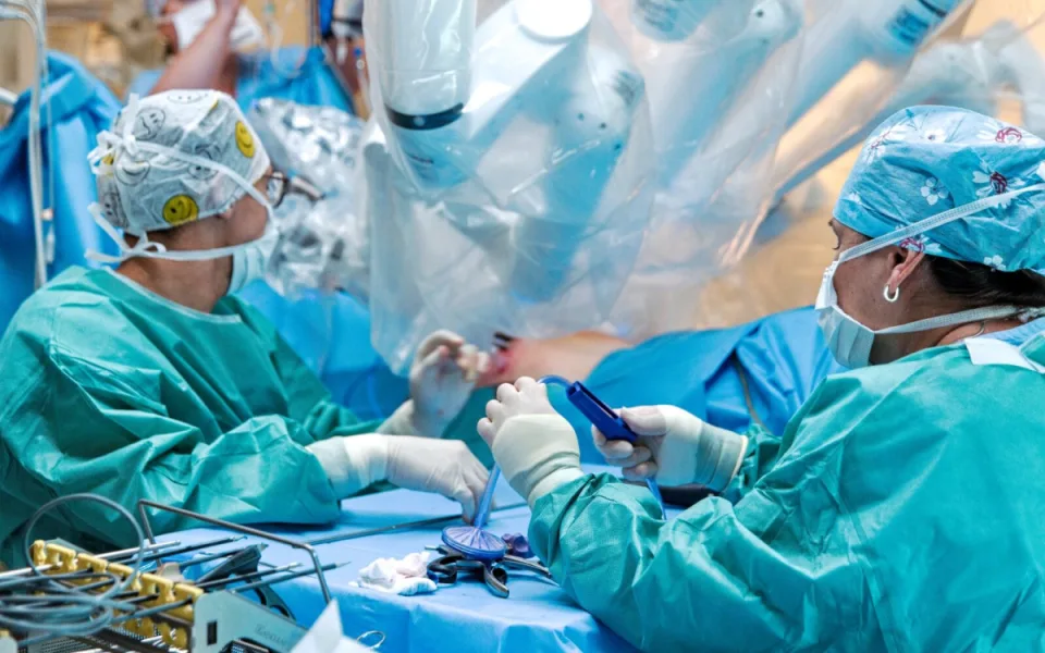 Nový robotický operatér v Brně odstraní i více zhoubných nádorů močového měchýře