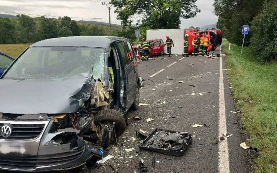 Na Hodonínsku se srazila čtyři auta. Tři lidé se zranili, zasahoval vrtulník
