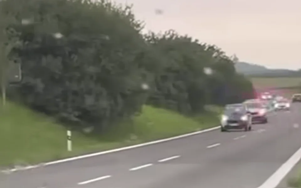 Honička jako z videohry. Za mladíkem ve Smartu uháněla kolona policistů
