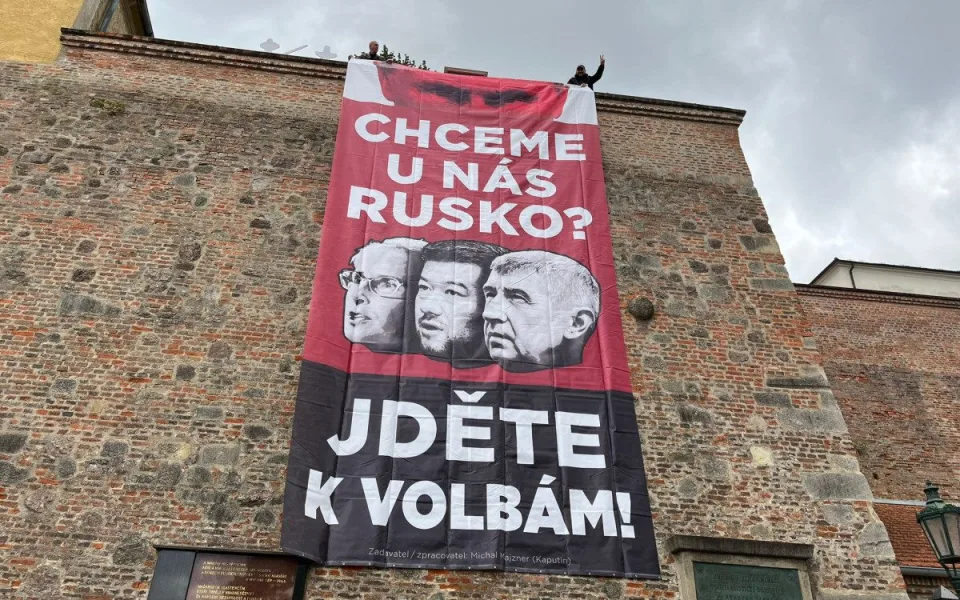 Chceme u nás Rusko? Aktivisté v Brně vyvěsili plakát s Putinem a českými politiky
