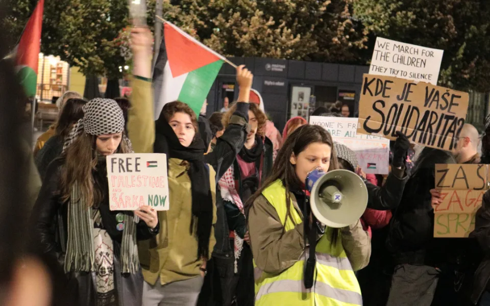 Propalestinští aktivisté v Brně protestovali na podporu Šárky, zasahovat musela policie