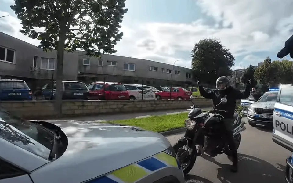 Motorkář se zákazem řízení ujížděl policii, v Brně skončil v zátarasu