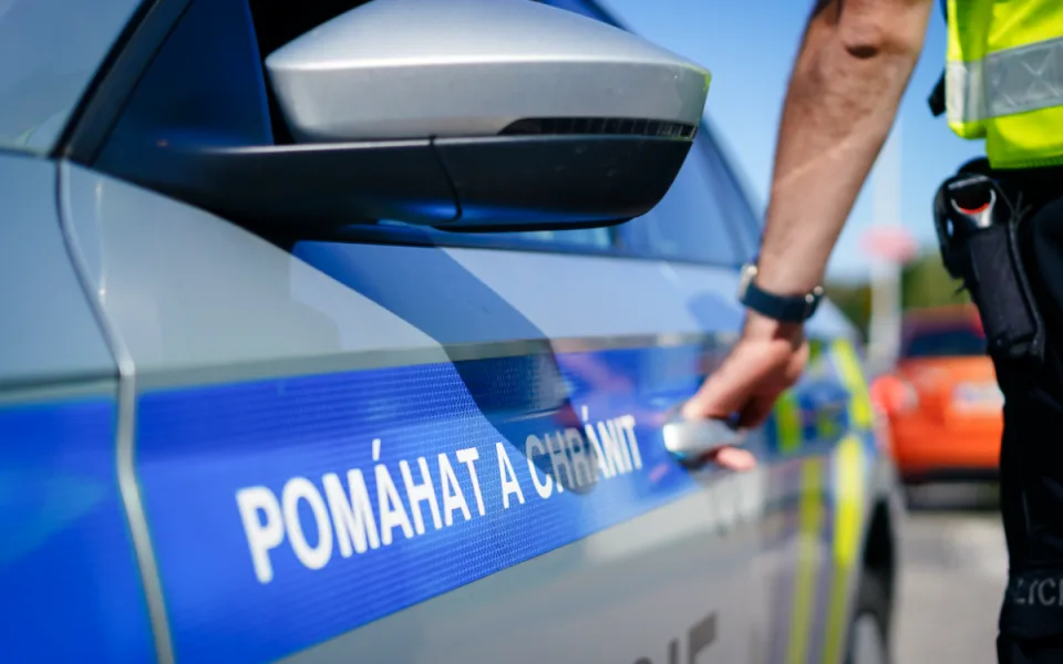 Žena využila ke krádeži svou vnučku. Ani batůžek holčičky však zločin neskryl