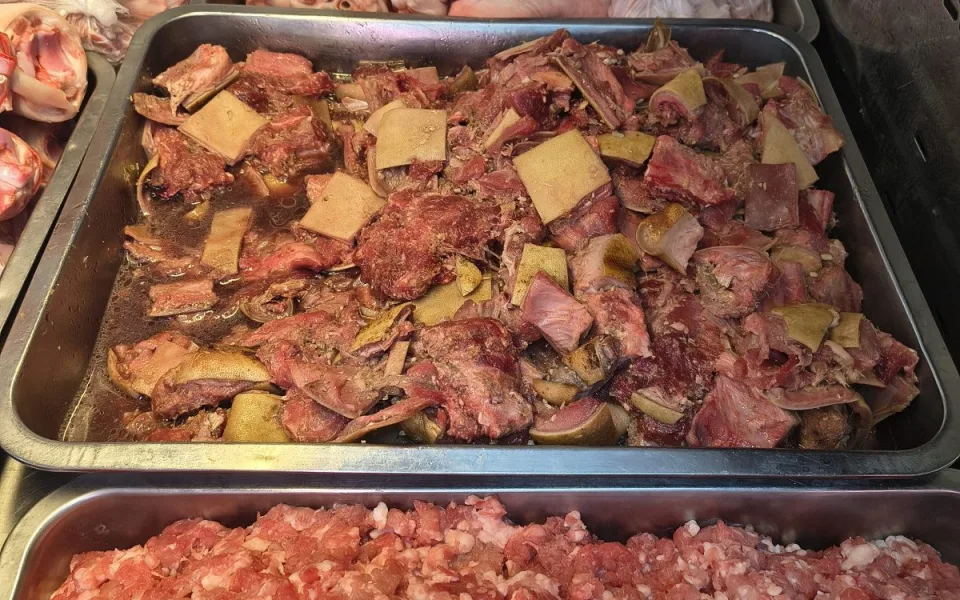V brněnské tržnici znovu prodávali maso neznámého původu. Inspekce zabavila desítky kilo