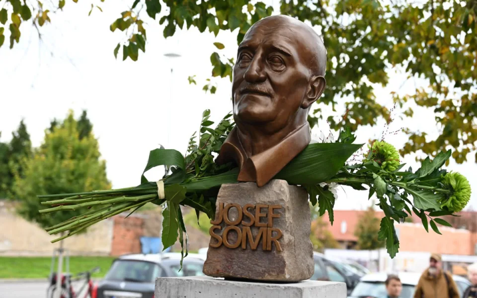 Rodné město vzdalo hold Josefu Somrovi. Na náměstí ve Vracově má svou bustu