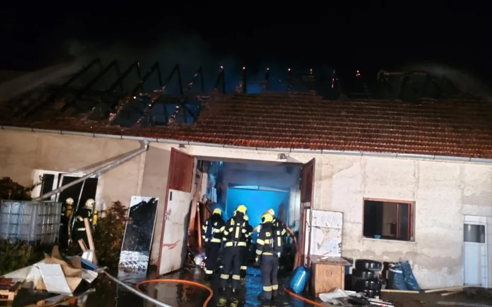 Požár v Opatovicích zničil stolařskou dílnu, škoda je tři miliony