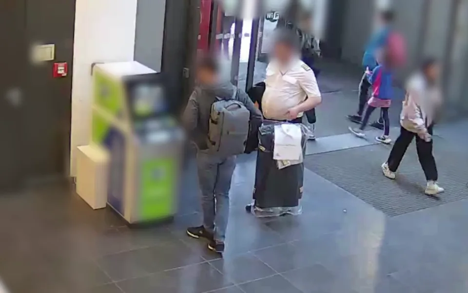 Muž předstíral, že si v letadle zapomněl peněženku.
