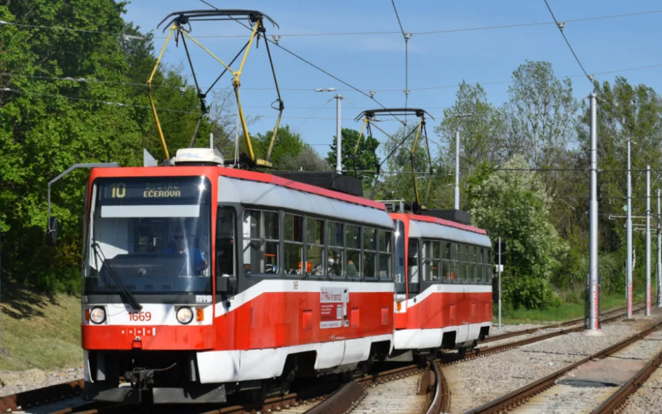 Z brněnských kolejí definitivně zmizely unikátní tramvaje T3RF z devadesátých let