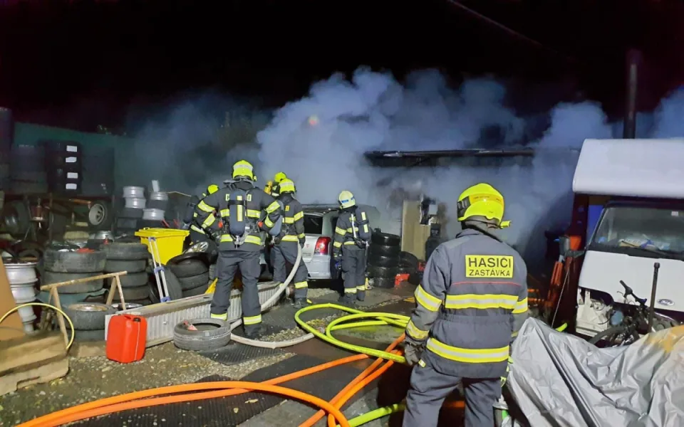Ohnivá noc na Brněnsku. Hasiče zaměstnaly hned tři požáry, škody jsou v milionech