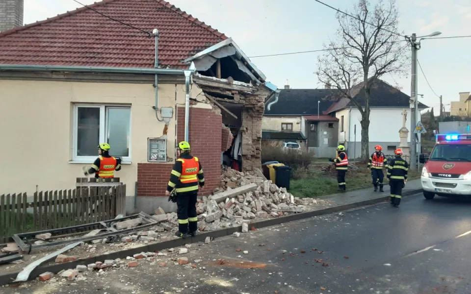 Autobus na Blanensku se sám rozjel i s cestujícími, poškodil rodinný dům