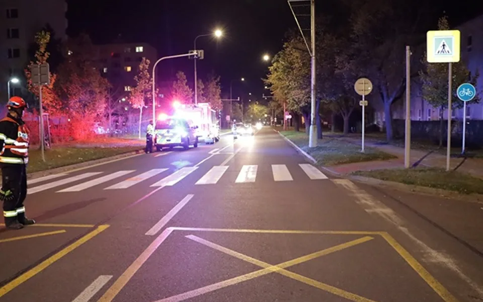 Ve Znojmě srazilo auto chodce na přechodu. Policie teď pátrá po svědcích
