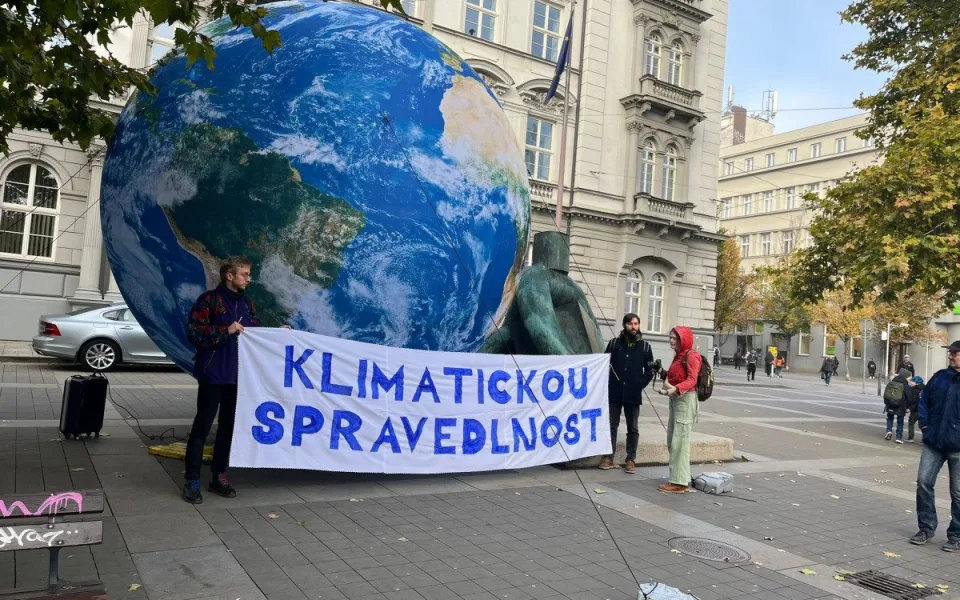 FOTO: V Brně se sešli příznivci Klimatické žaloby. Ústavní soud jejich stížnost zamítl