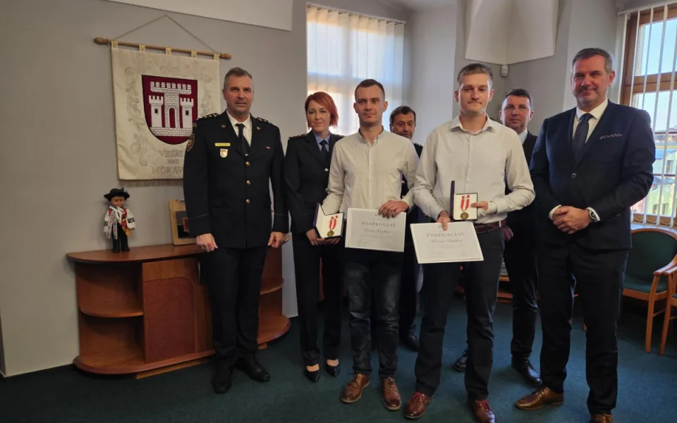 Ve veselí nad Moravou ocenili rybáře, kteří zachránili lidi z hořících unimobuněk