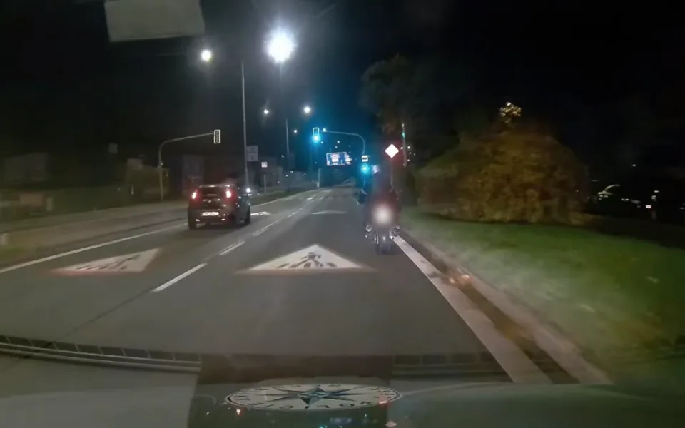 Muž z Brna vyrazil do práce na motorce i přes zákaz řízení. Skončil na služebně