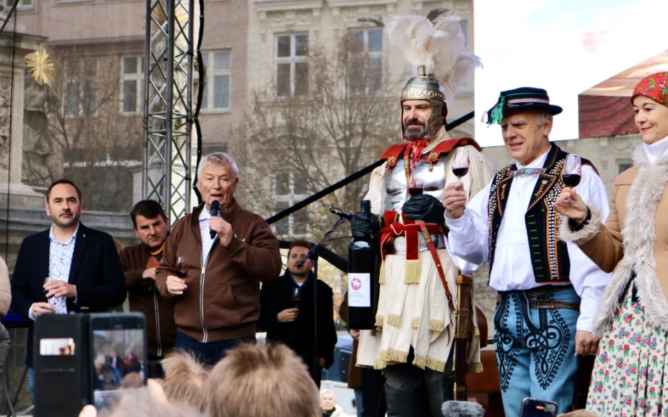 Lidé na náměstí Svobody koštují Svatomartinské víno, sešly se jich stovky