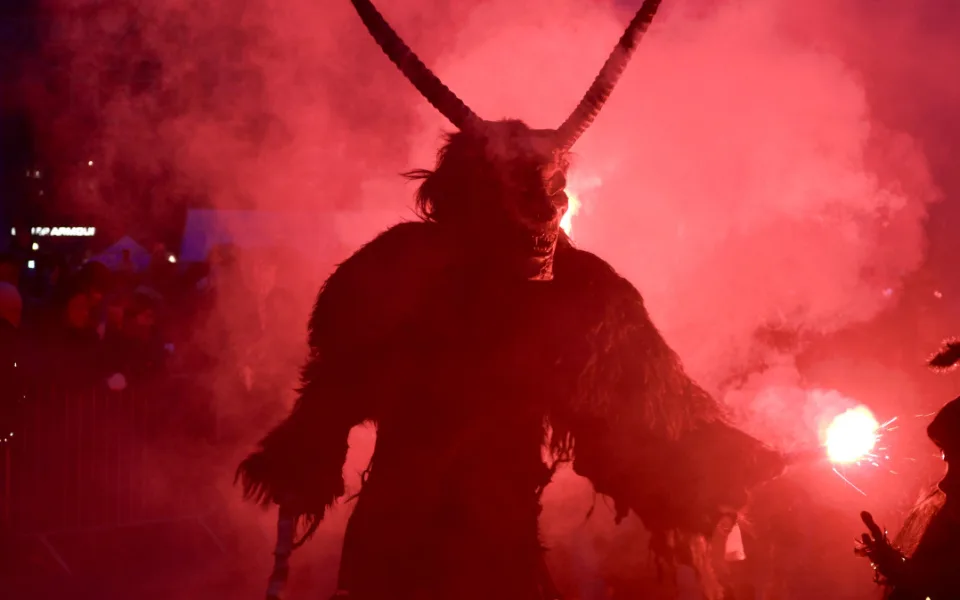 FOTOGALERIE: Malá Krampus show prošla Brnem, podívat se přišly stovky lidí