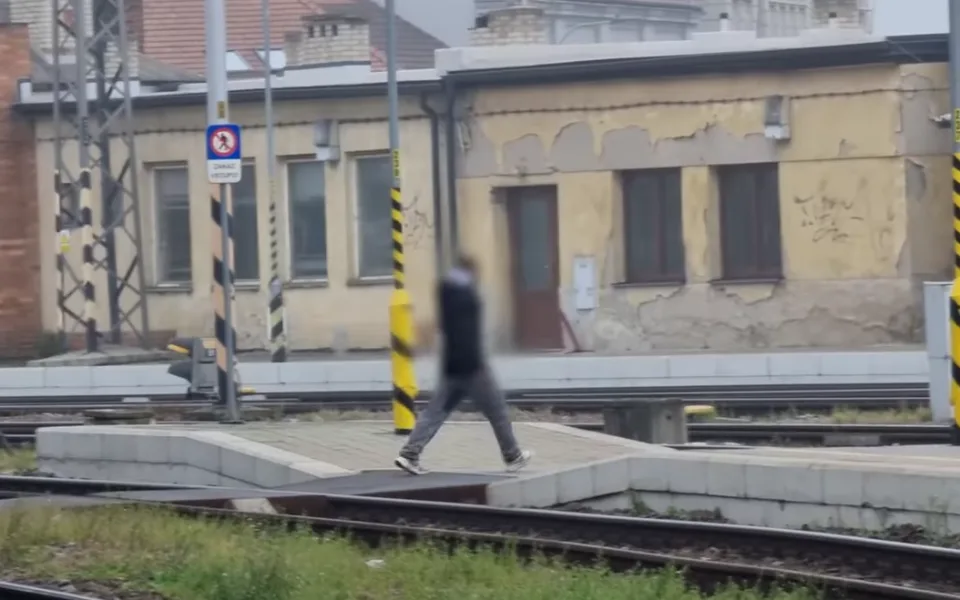 Policisté na jihu Moravy řešili nebezpečné přecházení kolejí. Padlo 52 pokut