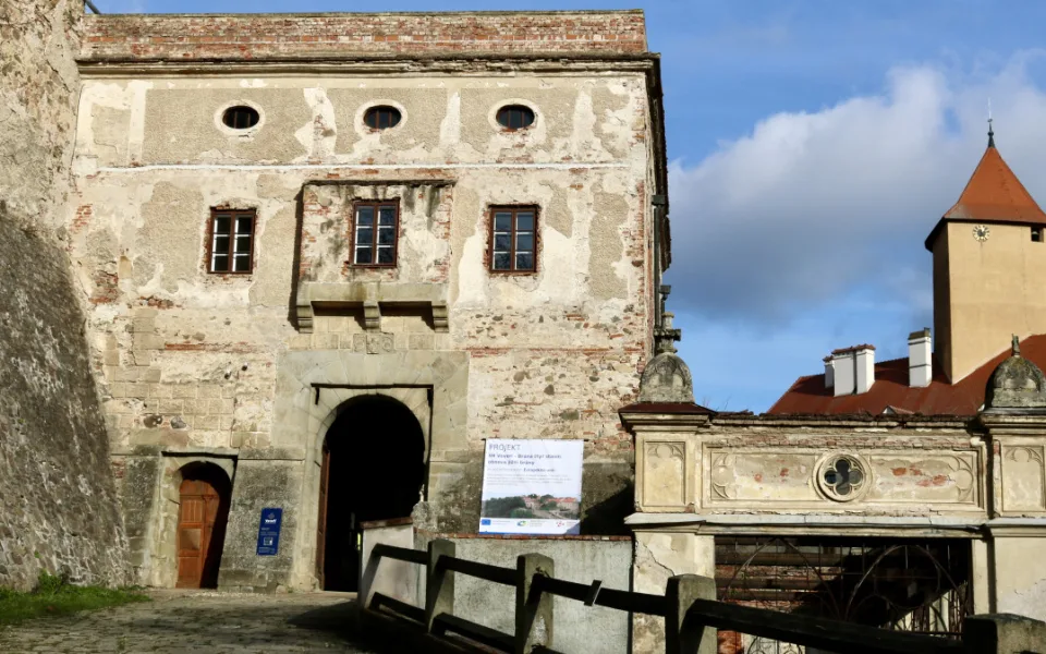 Rekonstrukce na hradě Veveří pokračují. Vznikne návštěvnické centrum a opraví se skleníky