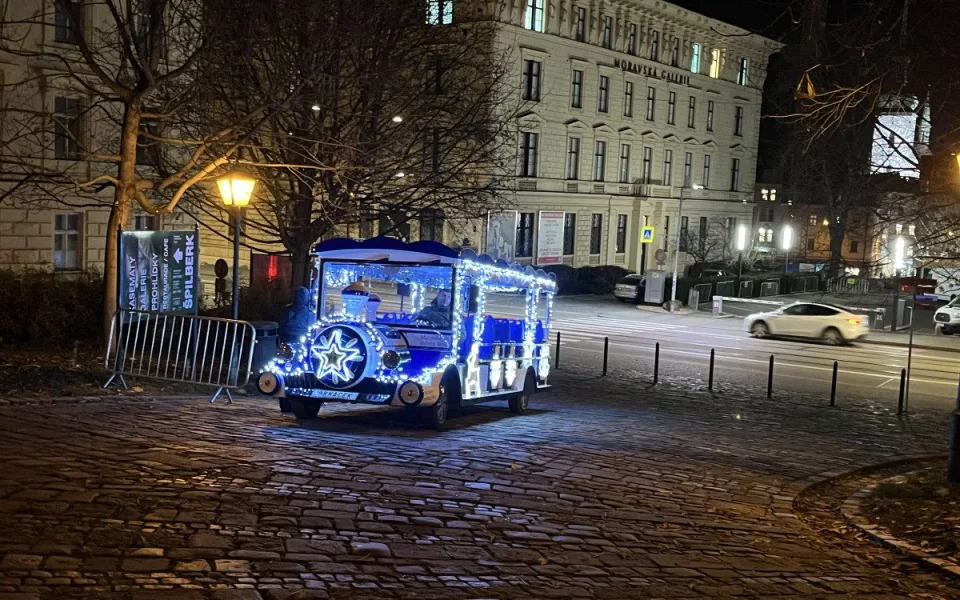 VIDEO: Na Špilberk bez funění. Turisty k hradu vozí nový vláček