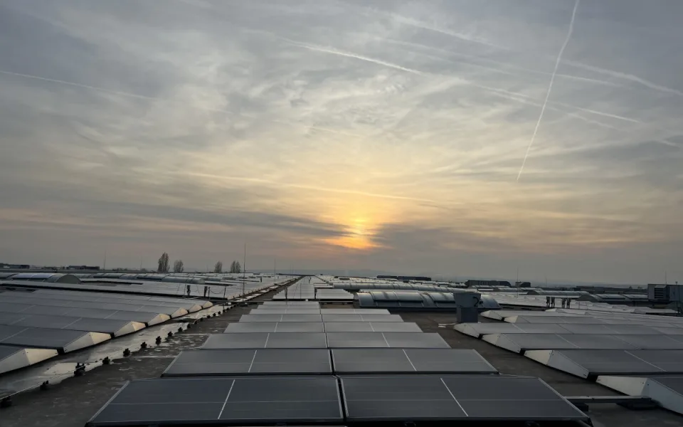VIDEO: Na průmyslových halách v Brně a Blučině vyrostly obří solární elektrárny