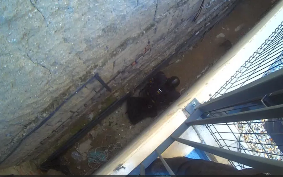 VIDEO: Čtyřměsíční kocourek zapadl do stavebního výkopu. Slanil za ním strážník