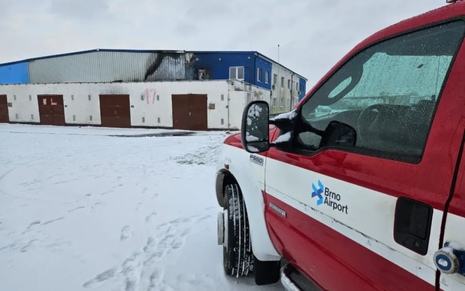 Hasiči likvidovali požár na brněnském letišti, hořelo v opravárenském hangáru