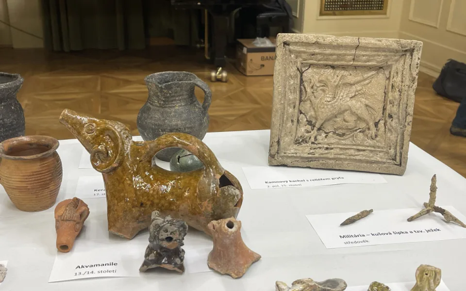 Pod Janáčkovým kulturním centrem stál ve 13. století zděný dům. Je zachovalý, chválí si archeologové