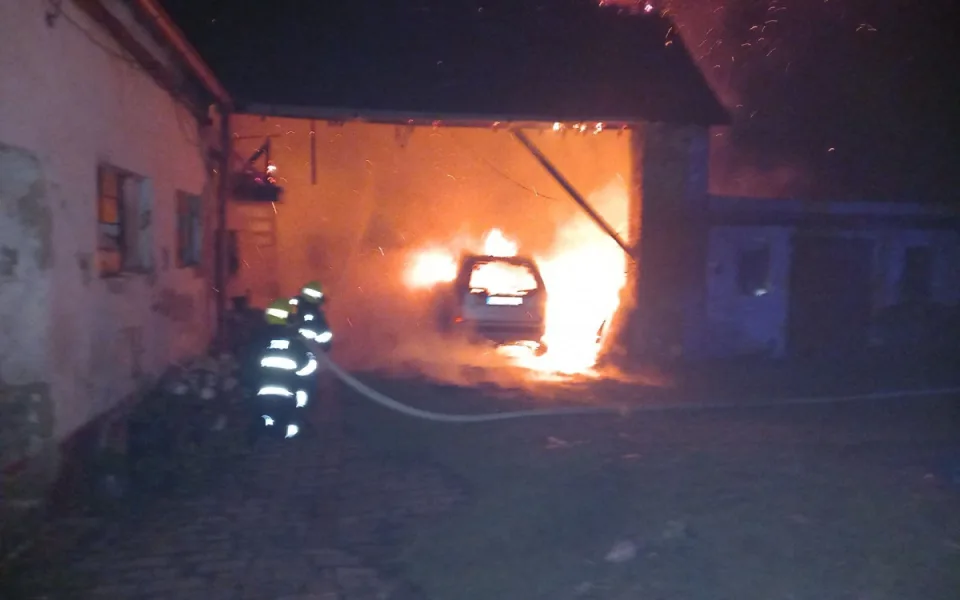 V Poštorné shořela stodola s autem za milion, při zásahu se zranil hasič