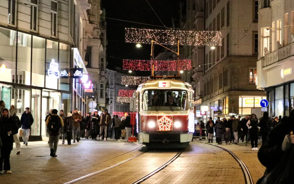 FOTO: Vánoční šalina znovu projíždí brněnskými ulicemi, zaveze vás až na nádraží