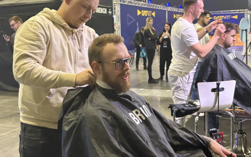 Herní víkend s přestávkou u barbera. Braun zve v Brně na střih, který nosí i Xnapy