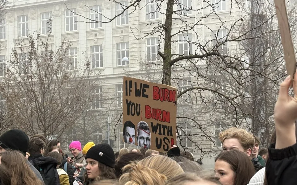 17652857833474-60-foto-macinko-odmnoukej-jinam-vzkazali-studenti-v-brne-z-vyuky-jich-odesly-stovky