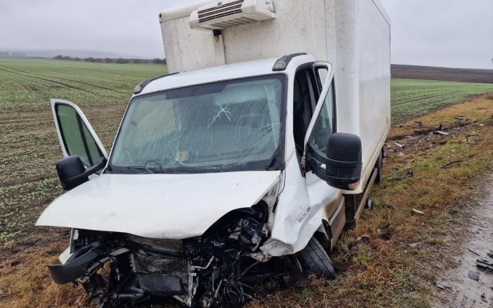 Na Břeclavsku se čelně střetlo osobní auto s nákladním, jeden člověk zemřel