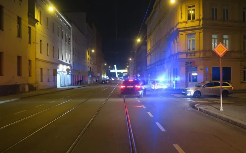 Řidič v Brně nedal přednost šalině, zranila se cestující. Policisté hledají svědky