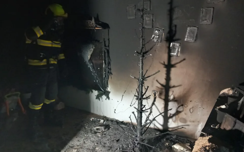 Na Štědrý den vzplály stromky dvěma jihomoravským rodinám. Na vině jsou prskavky