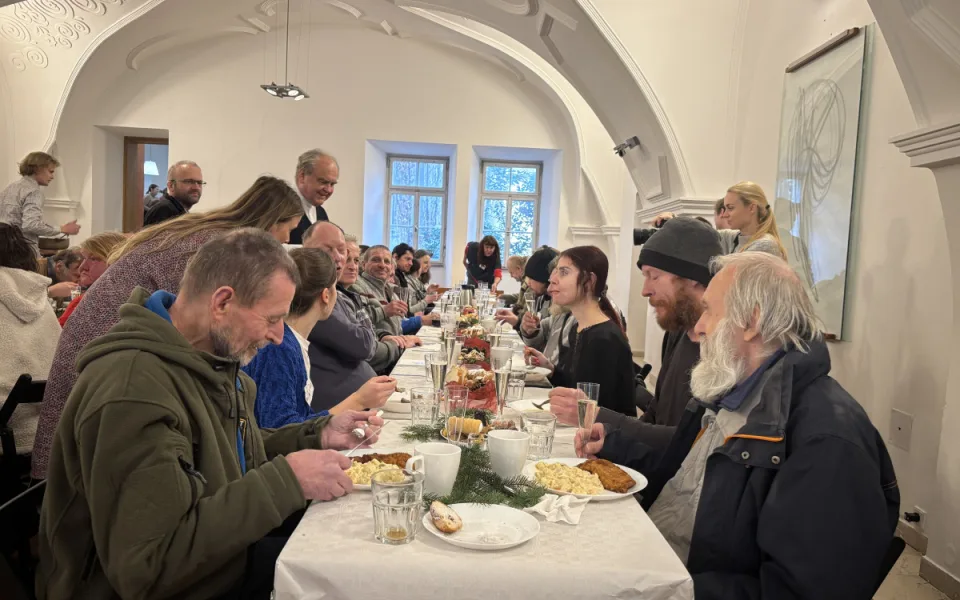 Na Boží hod prostřeli na radnici. V Brně připravili řízek se salátem pro potřebné