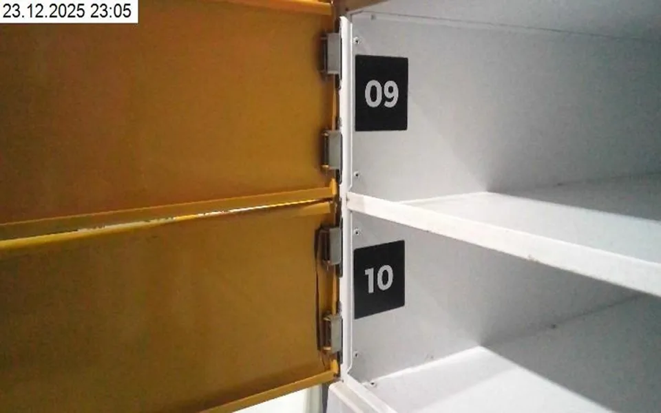Zloděj chtěl ušetřit na dárcích. Den před Vánoci je ukradl z výdejního boxu