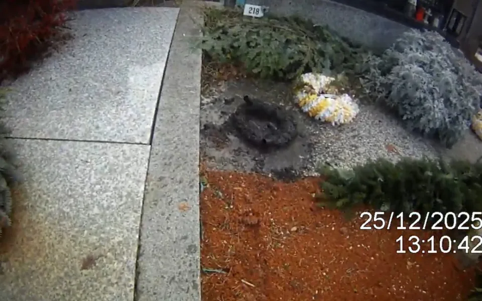 Strážníci o svátcích zasahovali na hřbitovech. Hasili věnec a pustili zamčené návštěvníky