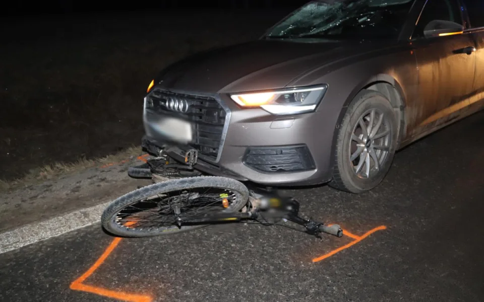 Řidič na Hodonínsku srazil chodce vedoucího kolo. Policie hledá svědky