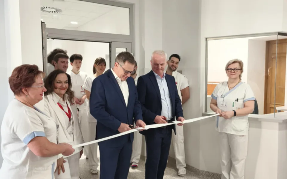 Ředitel nemocnice Vlastimil Vajdák a přednosta KOCHHK Břetislav Gál otevírají nové prostory ambulantního traktu pro ORL